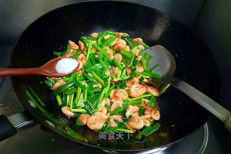 韭菜炒小河虾：鲜香味美，下饭又补钙