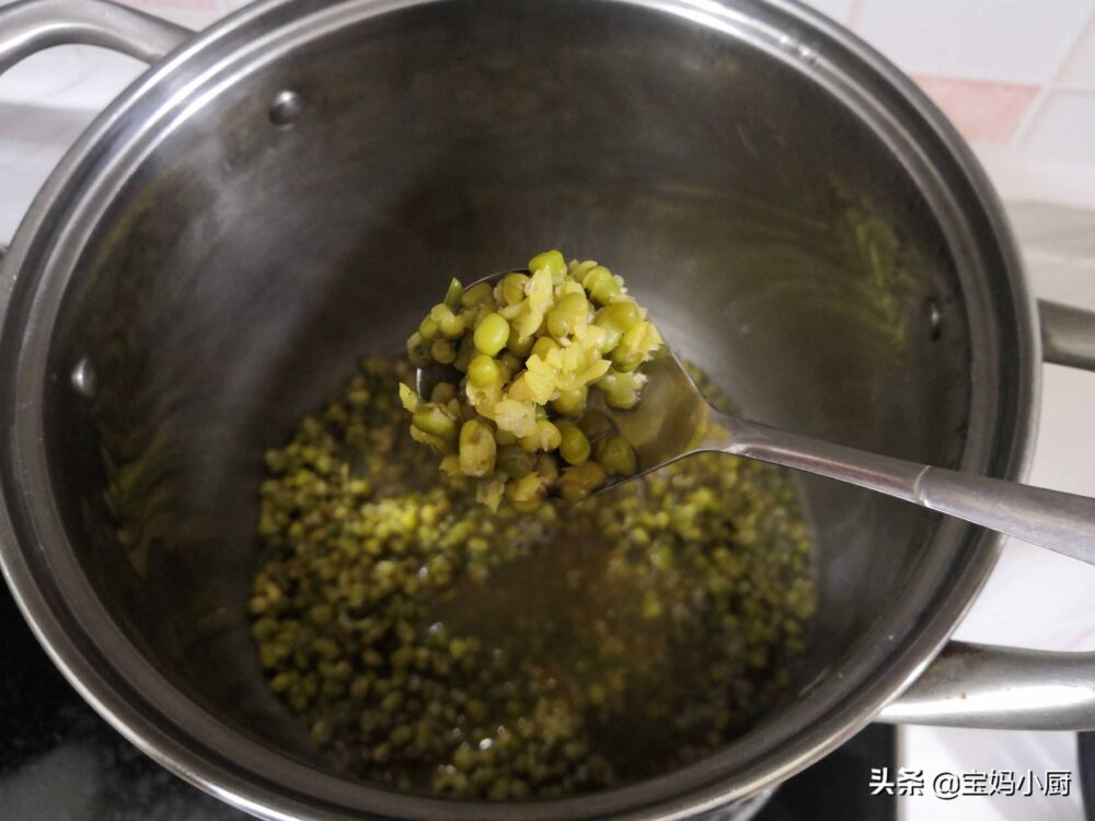 用绿豆汤做发糕火了，天热常吃好，一搅一蒸就出锅，有弹性还蓬松