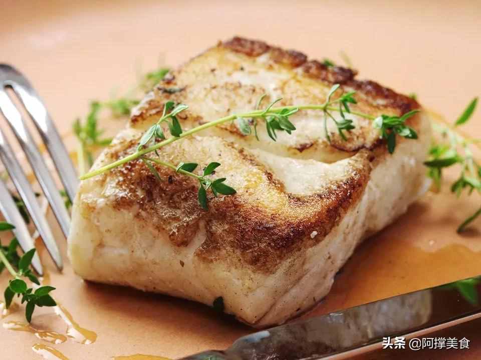香煎黄油比目鱼肉质细嫩，肉多刺少，鱼肉嫩滑