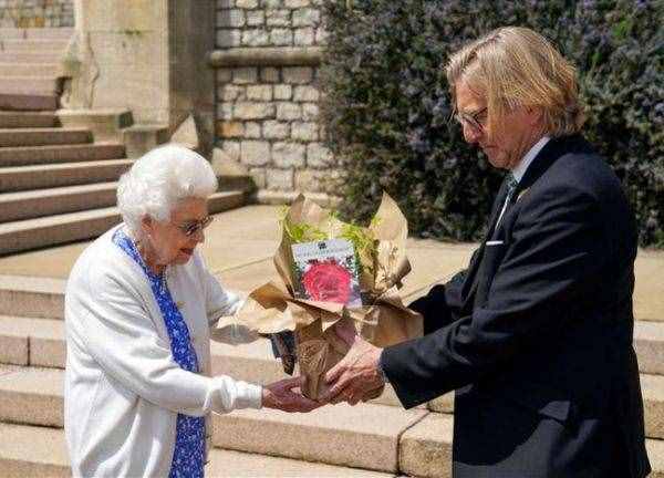 菲利普亲王百岁诞辰之际，英女王收到一束特殊的深粉色玫瑰……