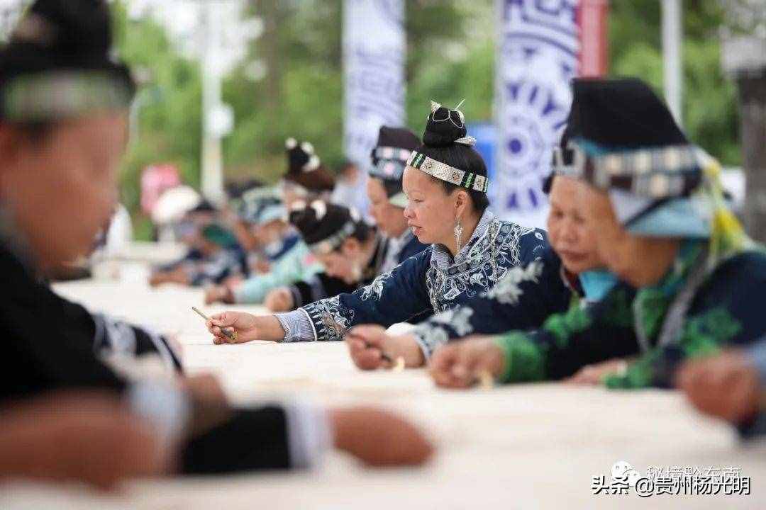 贵州丹寨：50名画娘历时两个月完成百米蜡染长卷“千鸟图”