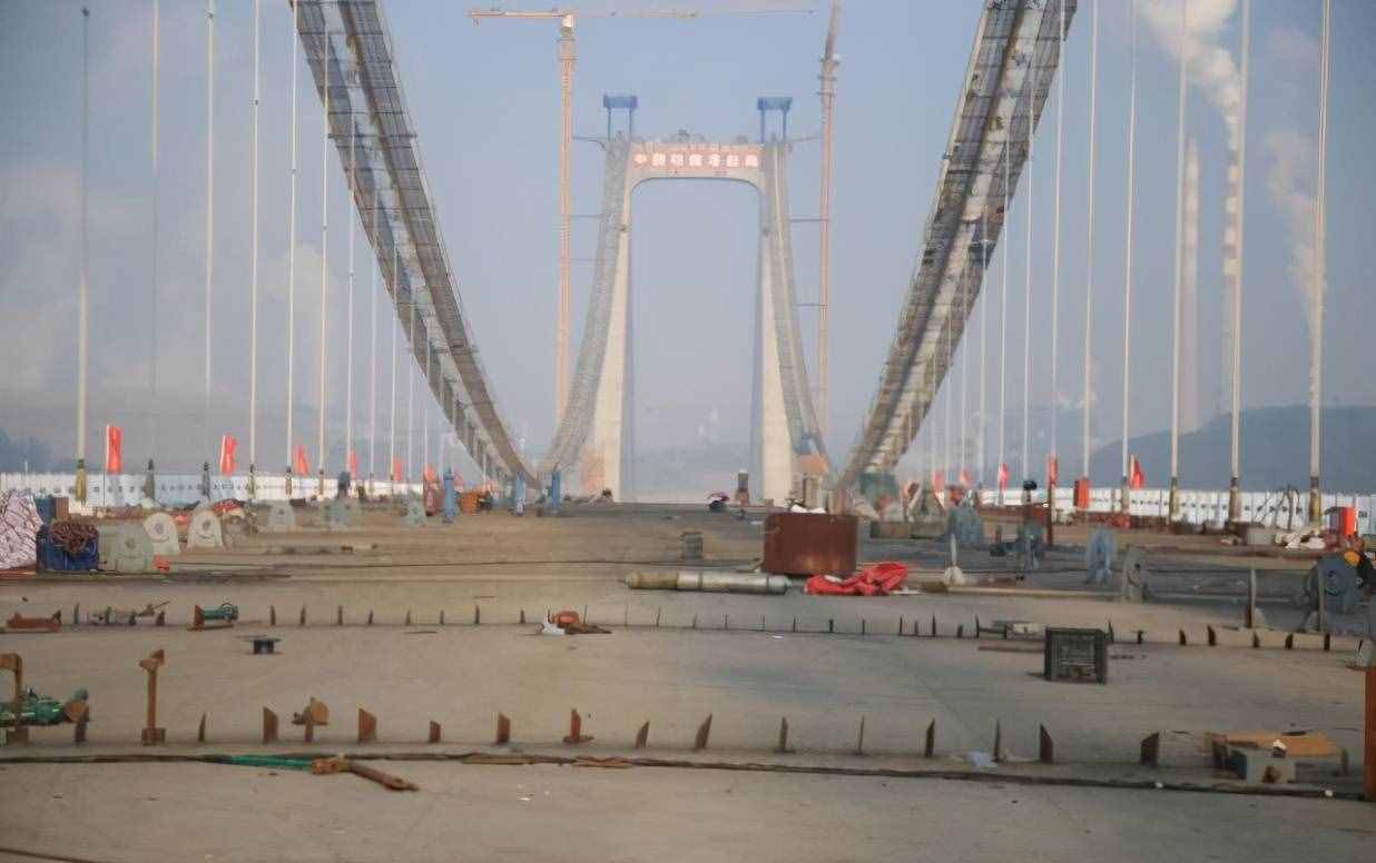 重庆即将通车的一座长江大桥，长约3833米，助长寿区经济快速发展
