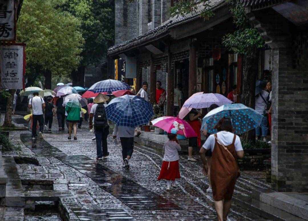 最美的不是下雨天，而是和你在台儿庄古城屋檐下躲过的雨