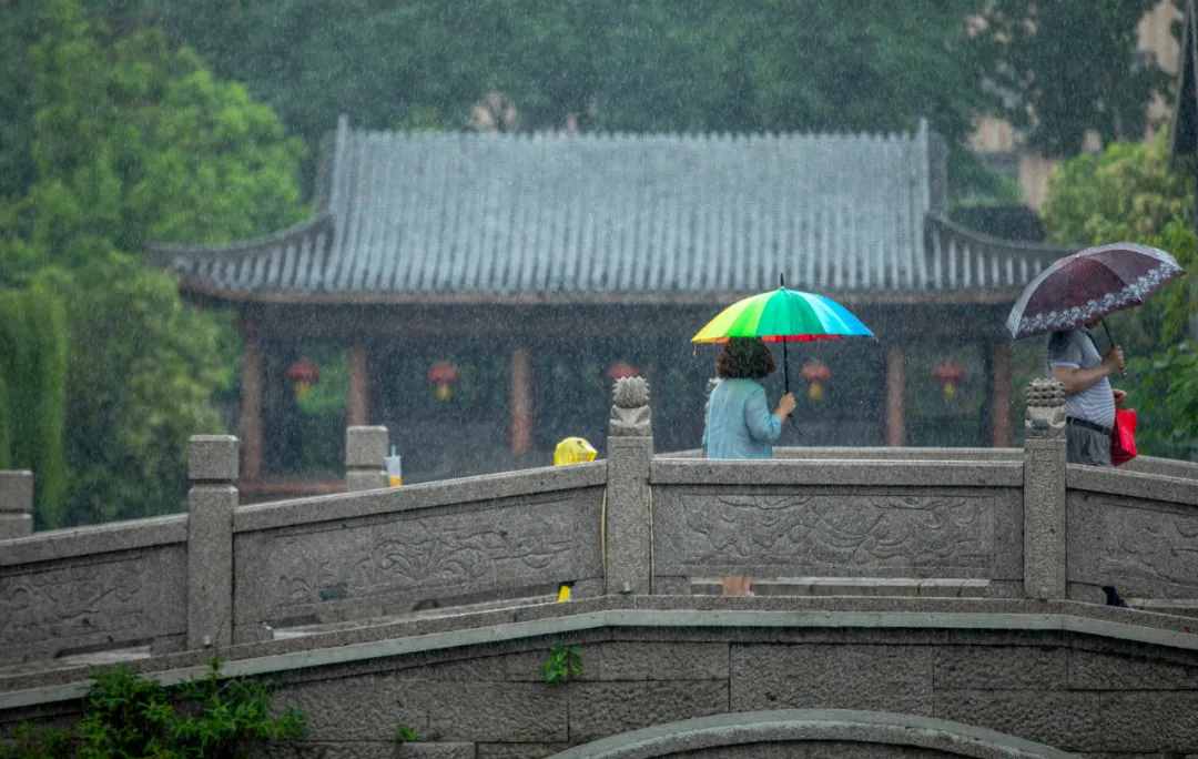 最美的不是下雨天，而是和你在台儿庄古城屋檐下躲过的雨