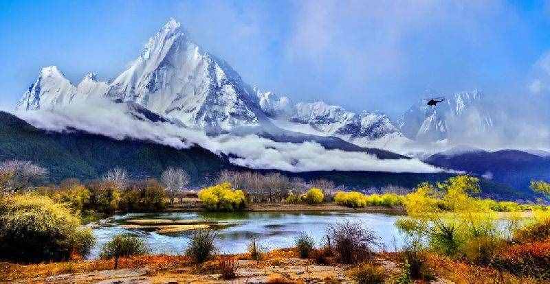 中国十大名山，八座都位于四川、西藏、新疆，只有二座位于中东部