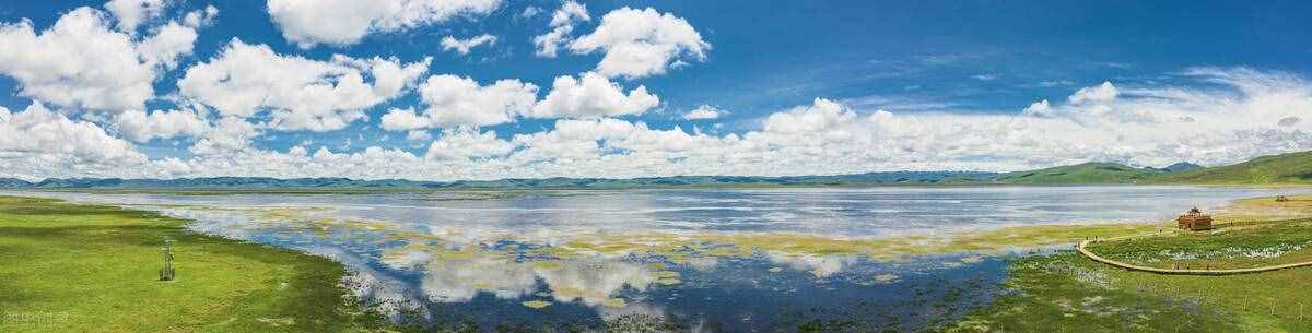 烟波浩渺，碧波连天的尕海湖就像一颗翡翠玉盘镶嵌在高山草原之间