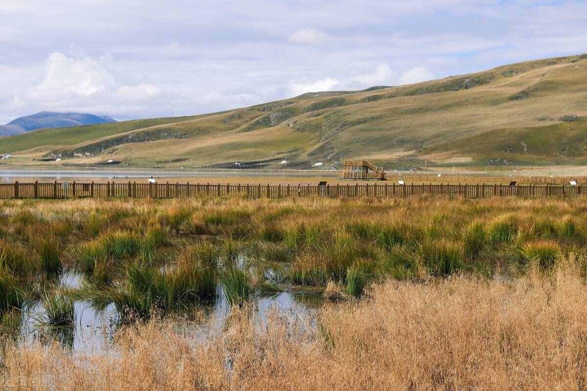 烟波浩渺，碧波连天的尕海湖就像一颗翡翠玉盘镶嵌在高山草原之间