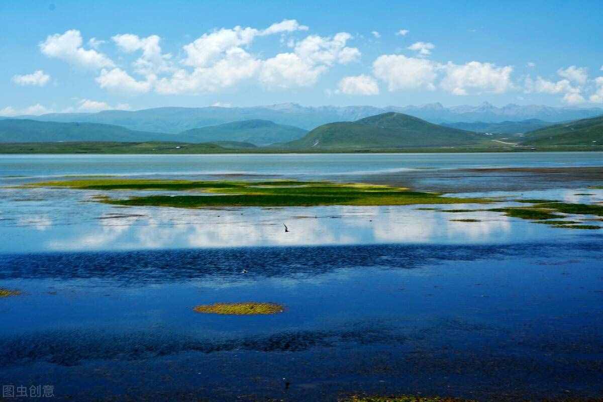 烟波浩渺，碧波连天的尕海湖就像一颗翡翠玉盘镶嵌在高山草原之间