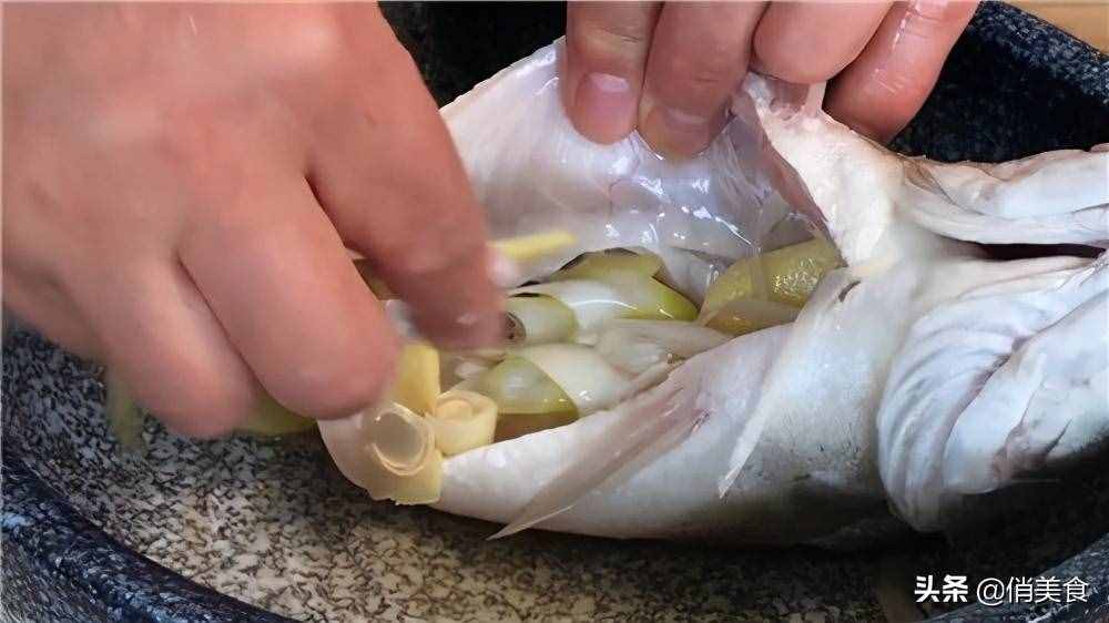 不管煎什么鱼，切记别直接下锅，多加这2步，鱼肉不粘锅不掉皮