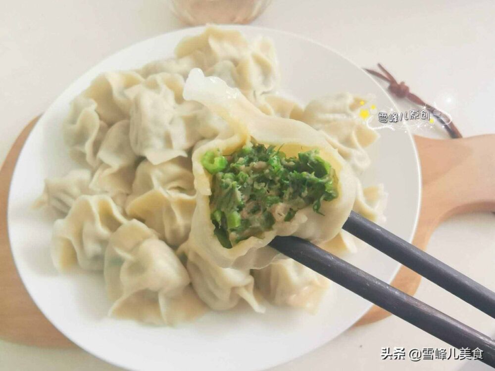 夏天吃饺子这馅真好吃，皮薄馅大汤汁四溢，出锅连吃30个真过瘾