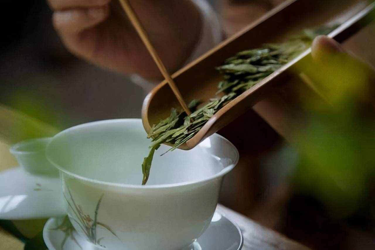泡绿茶最怕先放茶叶再倒水，想茶汤香浓口感好，牢记“三投”泡法