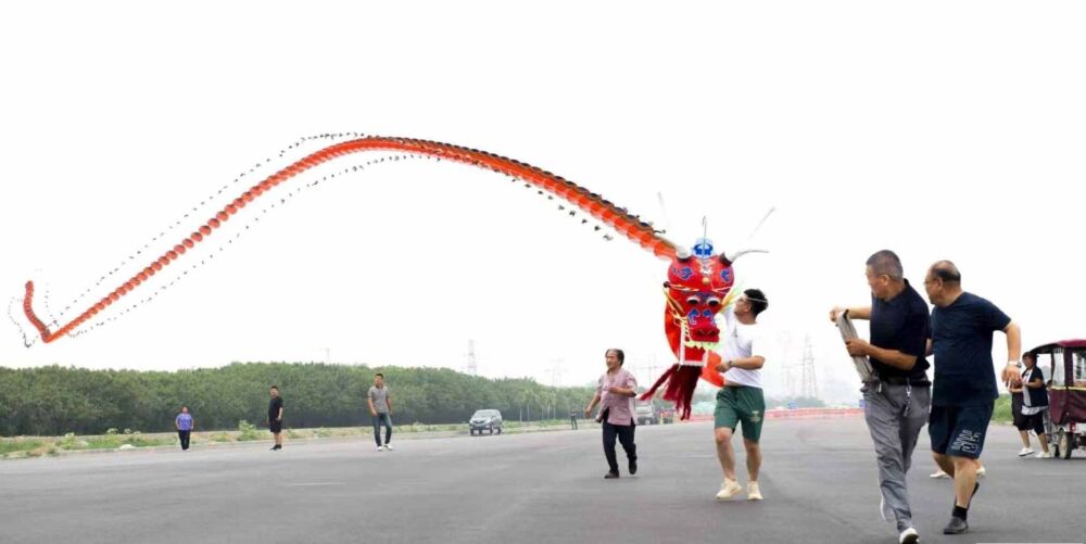 保定书法艺术家杨进福制作巨龙风筝 向中国共产党百年华诞献礼