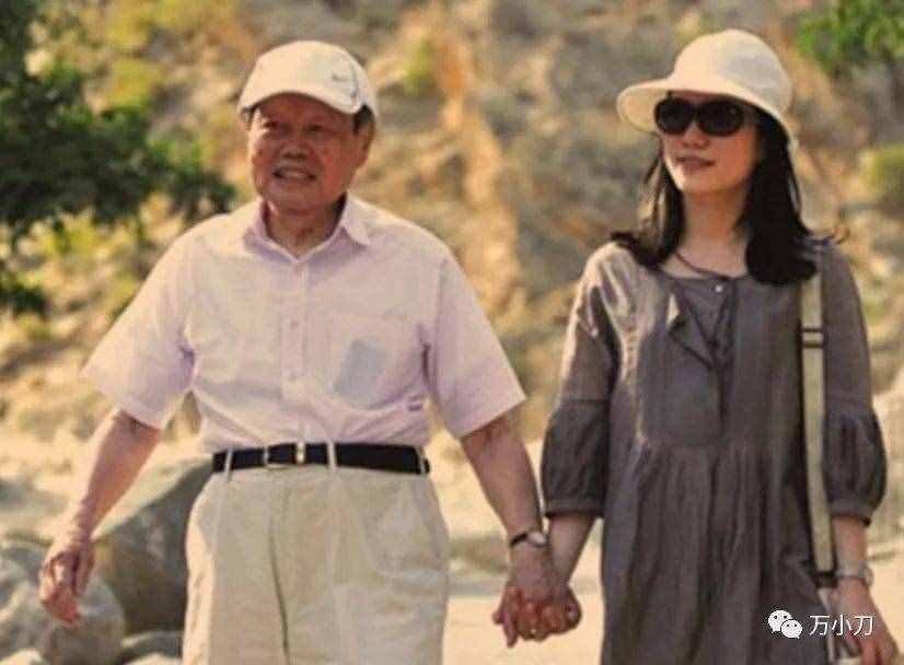 杨振宁35岁获诺奖，82岁娶娇妻，原配竟是抗日名将的千金