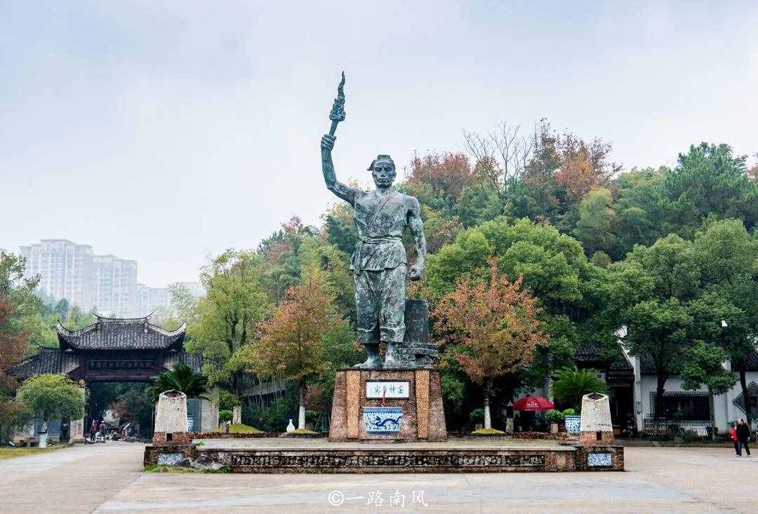 江西闻名世界的景德镇，原本只是一座小镇，名字是宋朝皇帝的年号