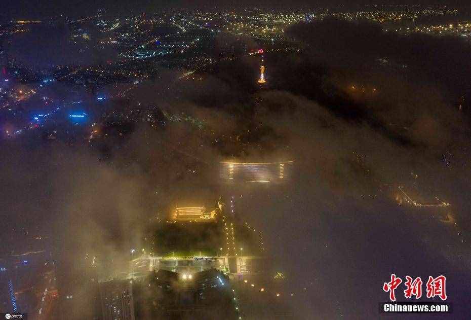 青岛平流雾扮靓新区夜景如梦似幻