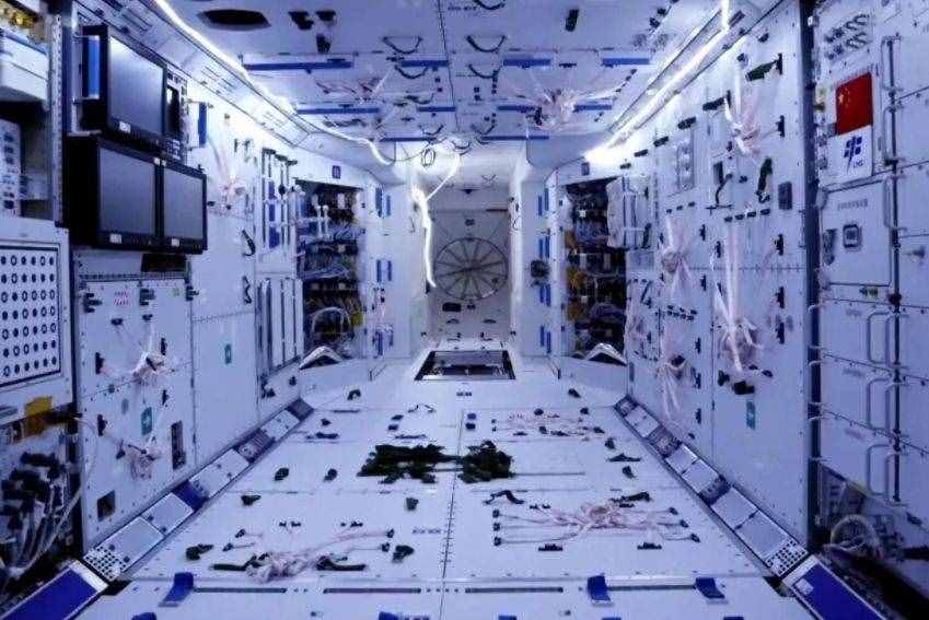 空间站90分钟绕地球一圈，航天员出舱时，会不会被“大风”刮跑？