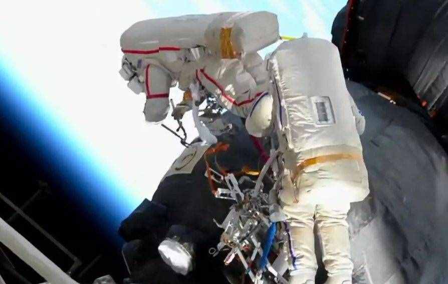 空间站90分钟绕地球一圈，航天员出舱时，会不会被“大风”刮跑？