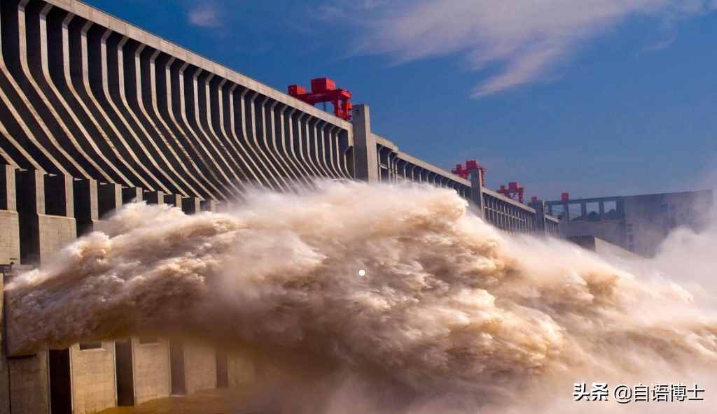 在洪涝季节，三峡大坝仍然在往下游泄洪，雪上加霜还是另有原因？
