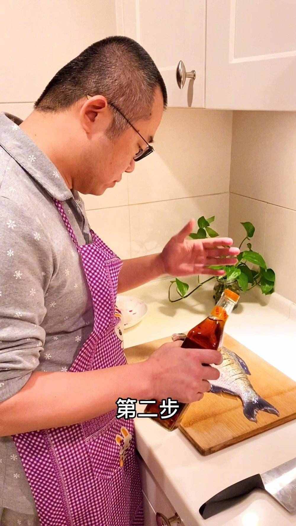 涂磊微博晒陪老婆输液照，一个动作引热议，你们怎么看