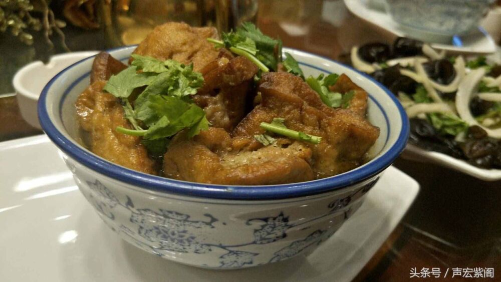 这家饭店挖掘的传统民间菜肴“赵州定碗”传承了老赵州的民俗文化