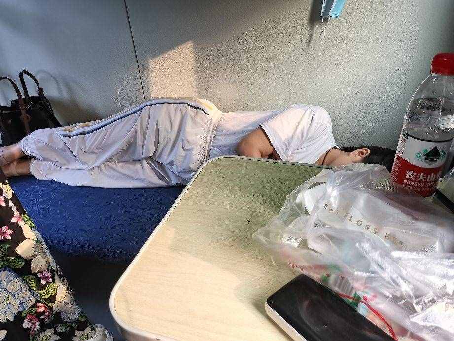 人在旅途4930-列车床铺对面的漂亮女子：为啥总是躺着？