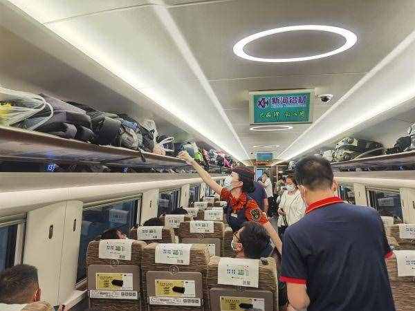 值乘当天唯一由武汉站开往北京的高铁，G516列车长：车速控制在百公里，中途临停五次