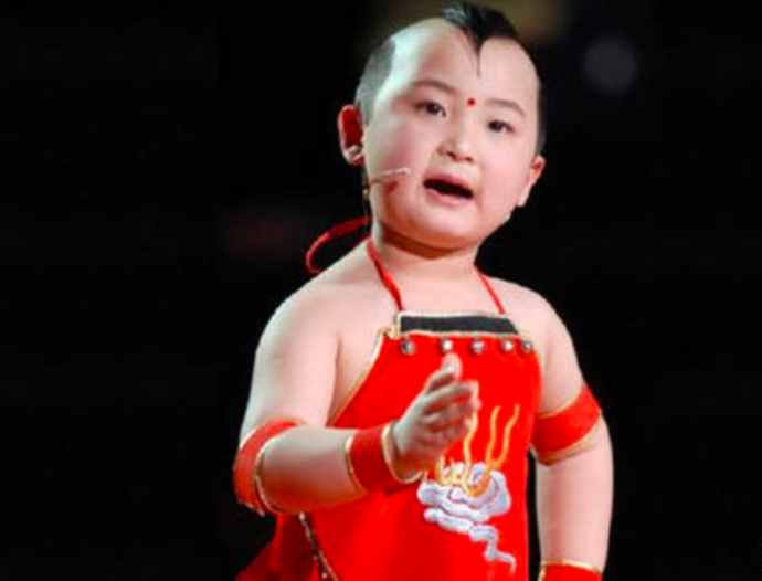 故事：年画娃娃邓鸣贺：在春晚舞台上红遍大江南北，8岁却因白血病离世