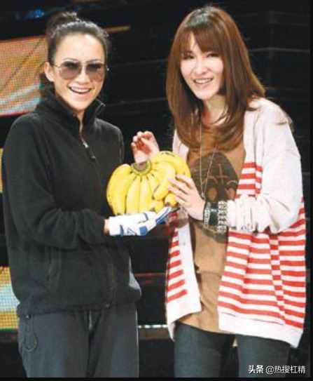 萧亚轩送香蕉给李玟补充能量，李玟感谢说“你送的香蕉都蛮大的”