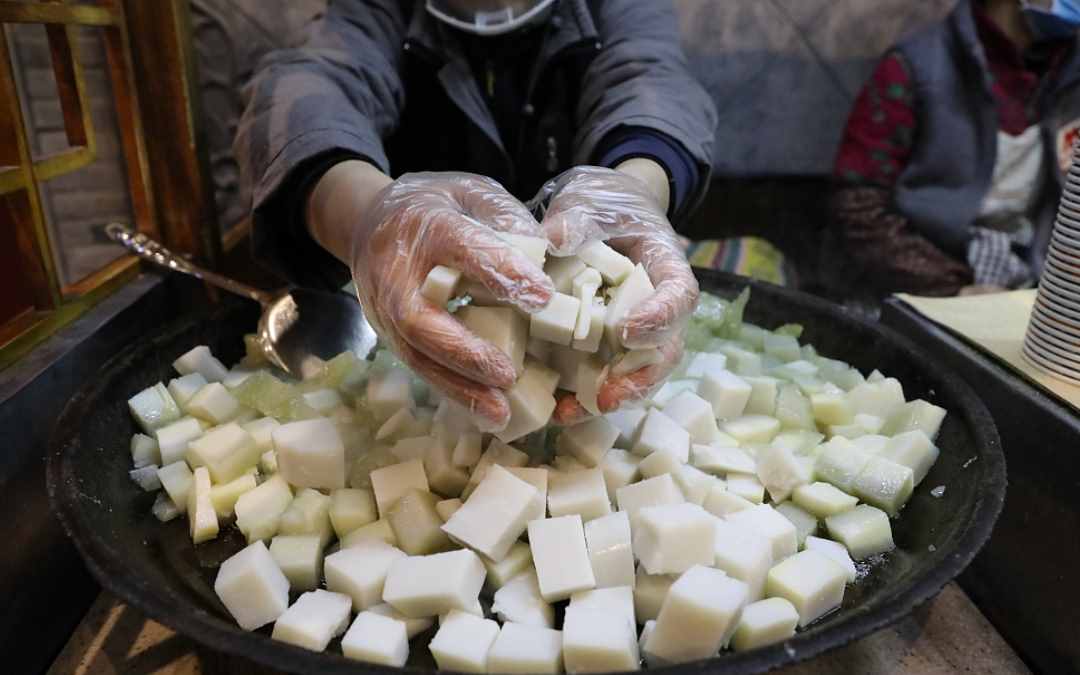 山东大姐做小吃，一天只睡两三个小时，从地摊到1000平米大酒店