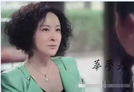 “香港第一情妇”于莉，被原配打掉子宫，如今57岁仍独自一人