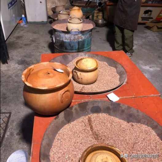 福建大哥用沙子炖汤，堆成山的汤锅不够卖，358元一锅还说不赚钱