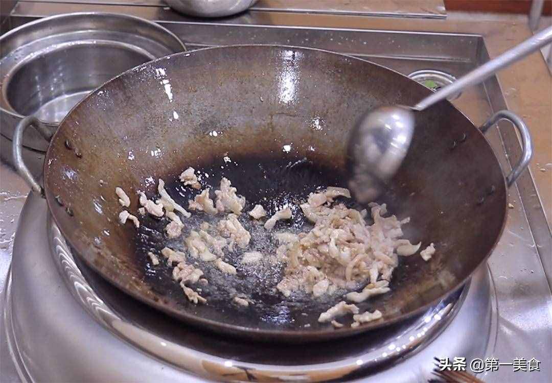 厨师长做的粉丝炒包菜，不用加水直接下锅炒，口感劲道还不粘锅