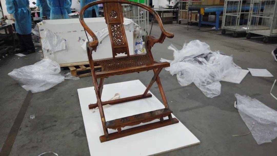 广州海关查获一把“古旧”太师椅，系濒危刺猬紫檀