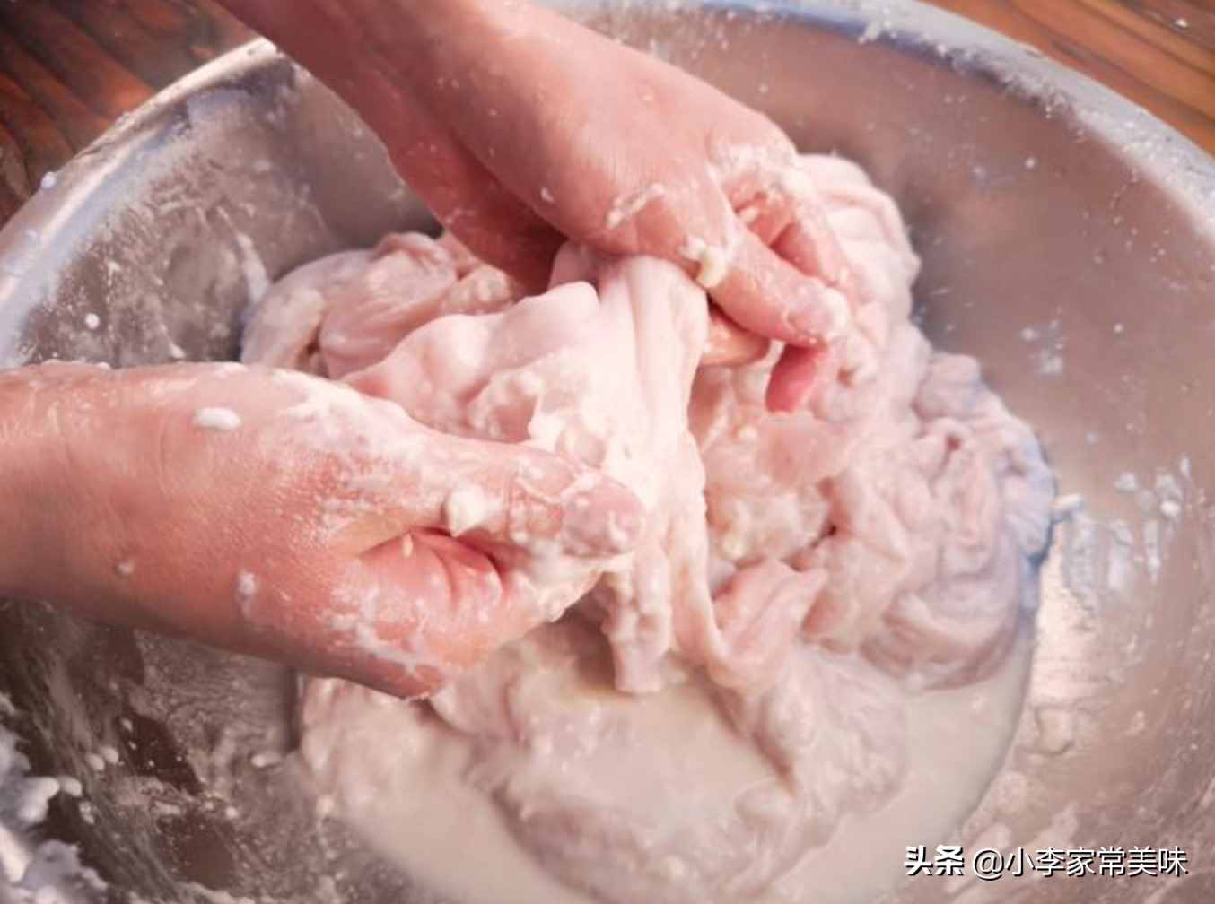 大厨用这3个技巧清洗猪大肠，10分钟洗好不腥不臭，既干净又卫生