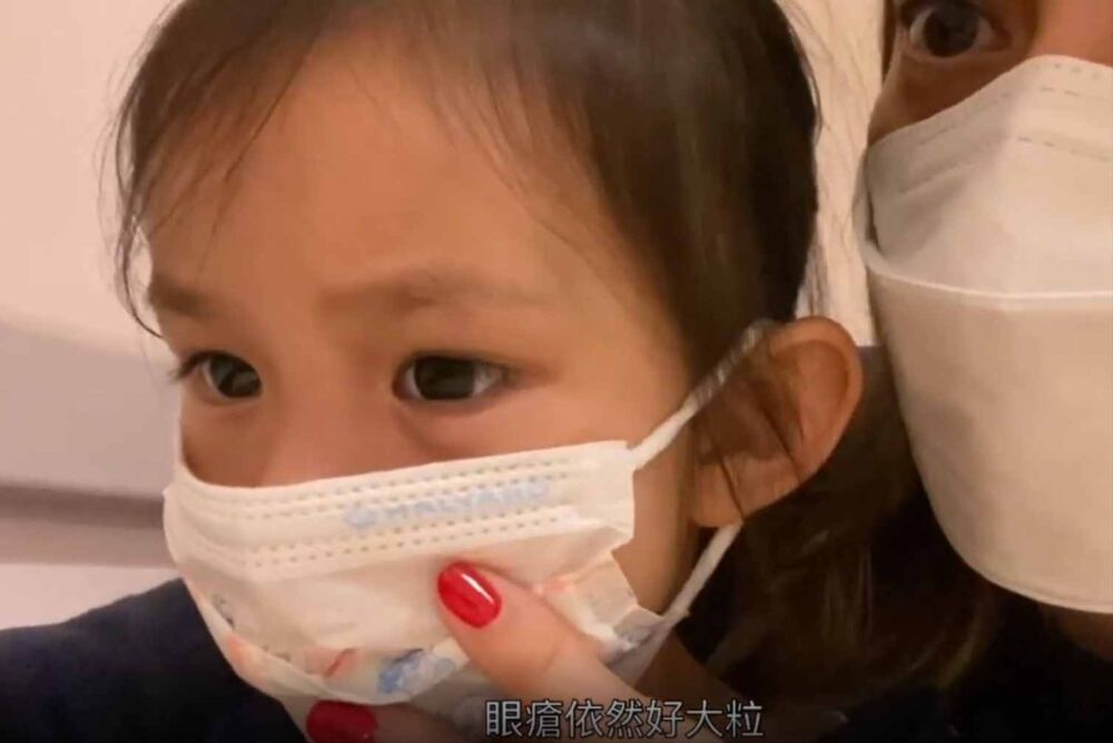 两岁女儿做眼疮手术全身麻醉，37岁香港女歌手直言心疼，忍不住哭