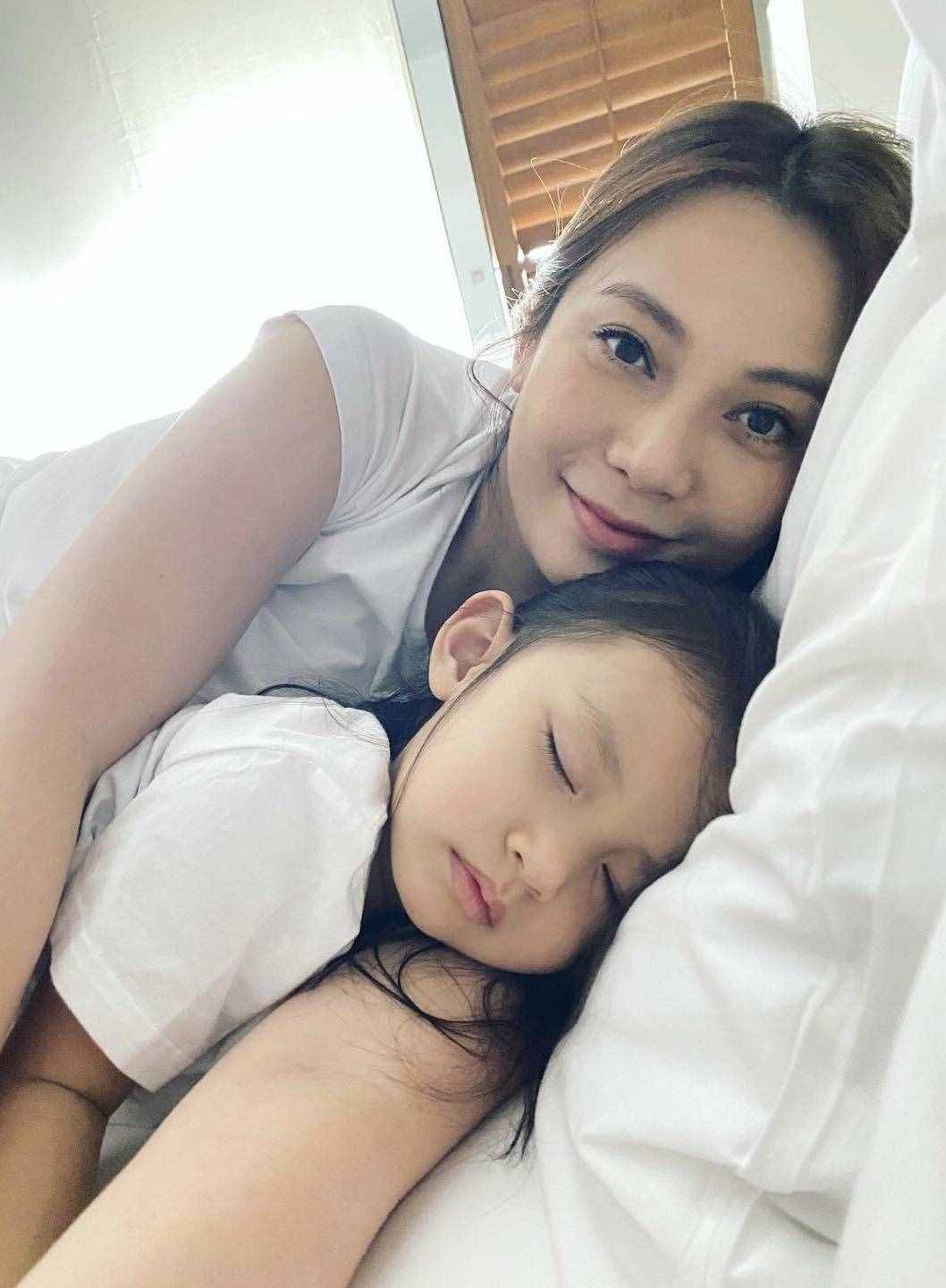 两岁女儿做眼疮手术全身麻醉，37岁香港女歌手直言心疼，忍不住哭