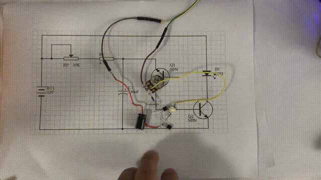 把三极管当作稳压二极管来用，做一个闪灯电路，趣味电子DIY