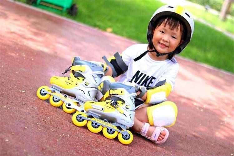休闲、平花双玩法，柒小佰儿童轮滑鞋给你一种高颜值的遛娃新方式