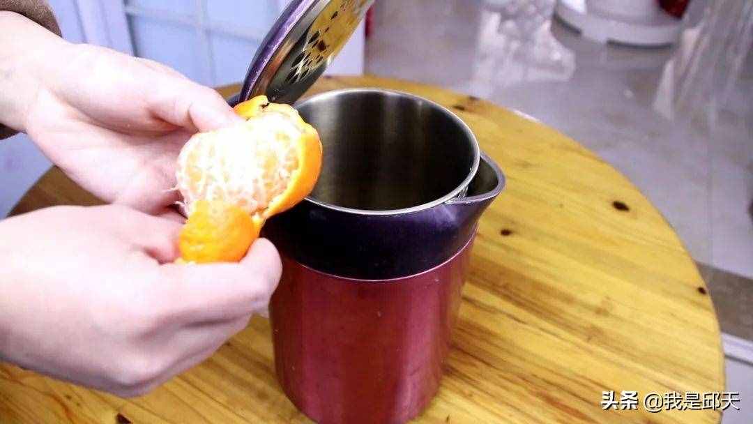 电热水壶有水垢，往里面放一个橘子皮，水垢轻松除去，方法好用