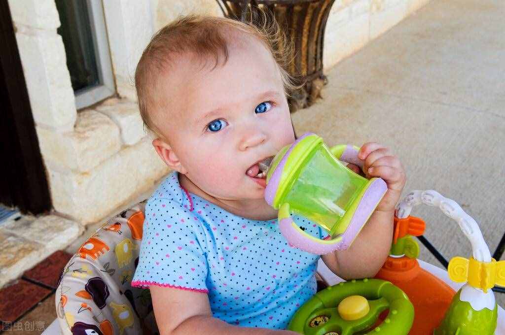 宝宝多大用吸管杯喝水合适？