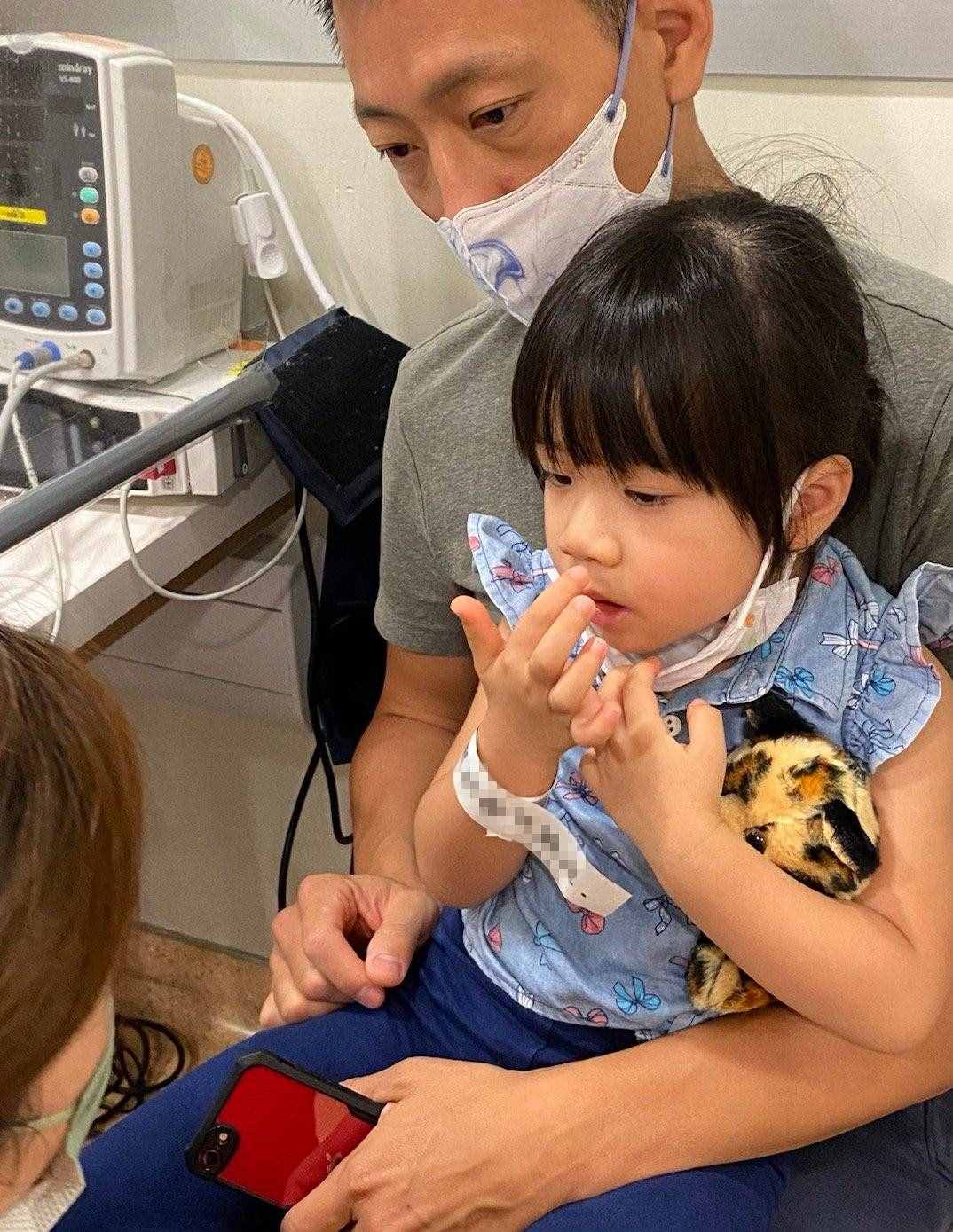 邝文珣3岁女儿将异物塞鼻孔，拿不出来后痛哭，已紧急送院治疗
