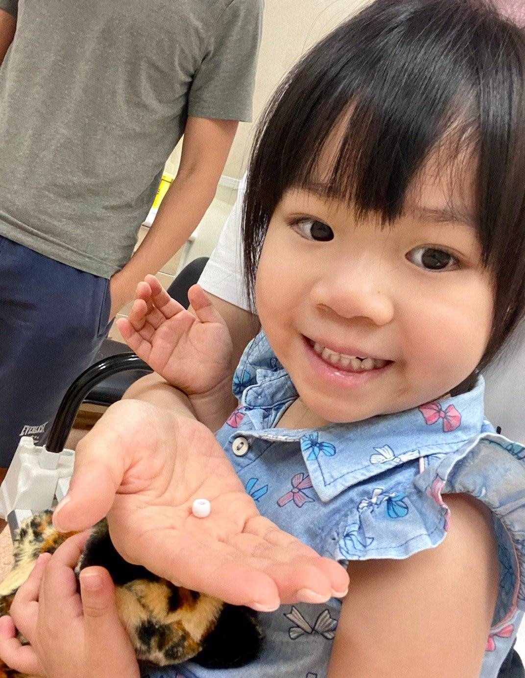 邝文珣3岁女儿将异物塞鼻孔，拿不出来后痛哭，已紧急送院治疗