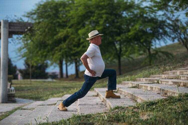 老人“日行万步”不可取，每天走多少步为佳？标准范围内更健康