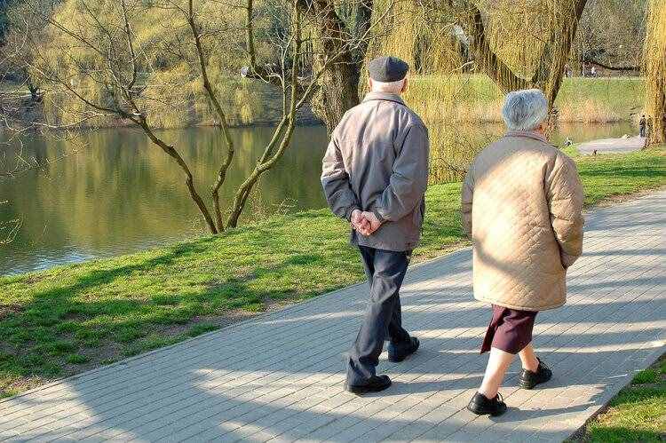 老人“日行万步”不可取，每天走多少步为佳？标准范围内更健康