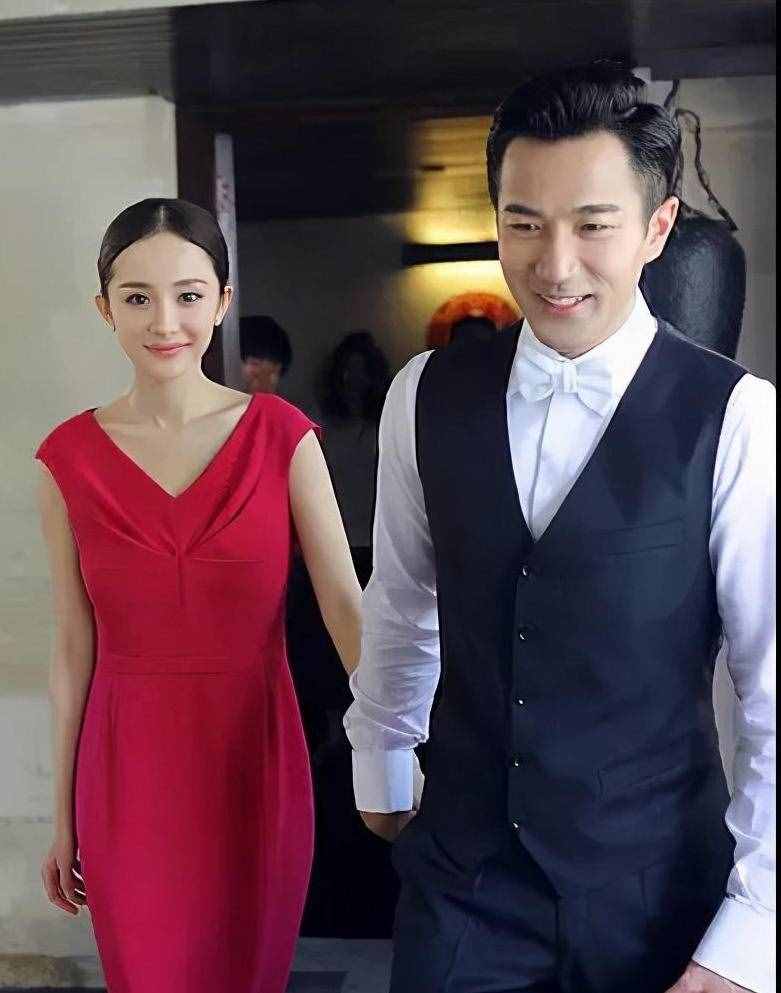 回顾杨幂和刘恺威的婚礼，现场虽朴素，但杨幂那天连眼睛都在笑