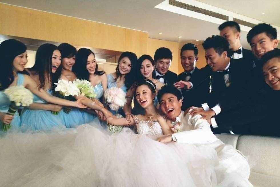 回顾杨幂和刘恺威的婚礼，现场虽朴素，但杨幂那天连眼睛都在笑