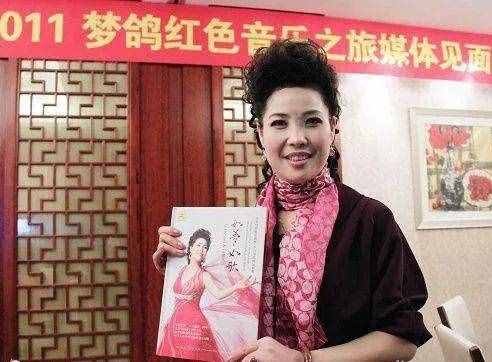 她是李双江前妻，陪伴丈夫成名惨遭抛弃，离婚后孝顺儿子替她争气