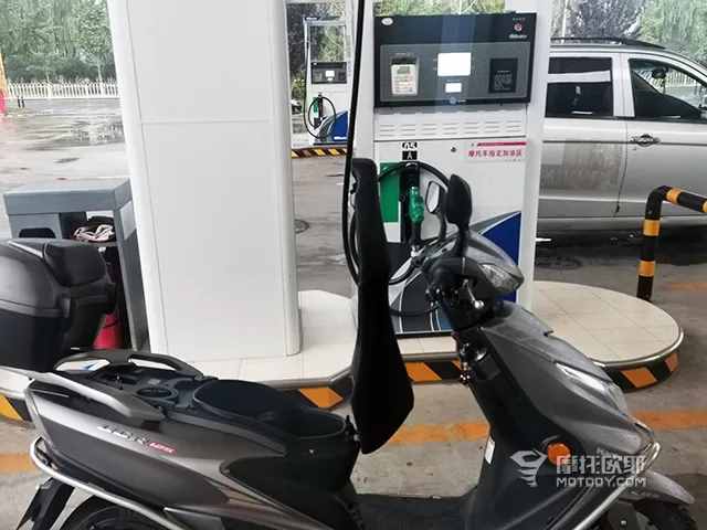 万元内通勤踏板绕不过去的一台车，测评豪爵最新上市的UCR125