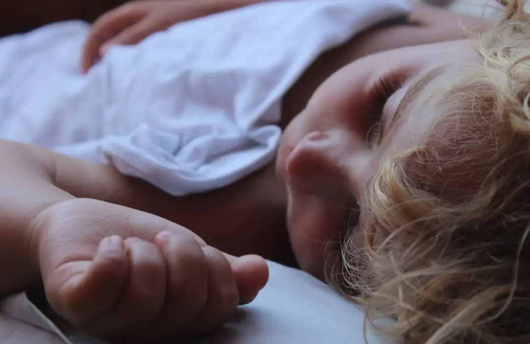 宝宝睡觉出现这5种迹象，提示健康出问题了！不能大意