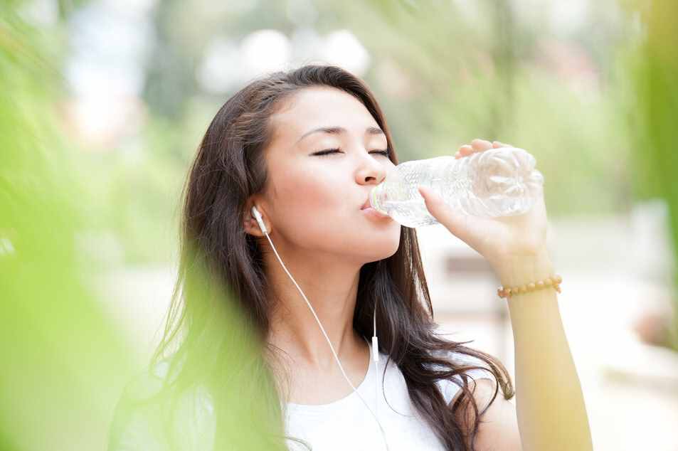 水是生命之源，一天喝多少最合适？多喝对身体有坏处吗？